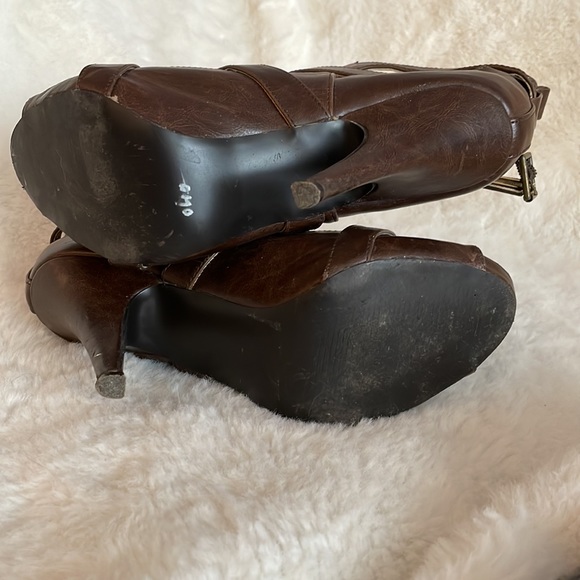 Great condition brown peep toe shoes with side buckles - size 9.5 - Picture 3 of 7